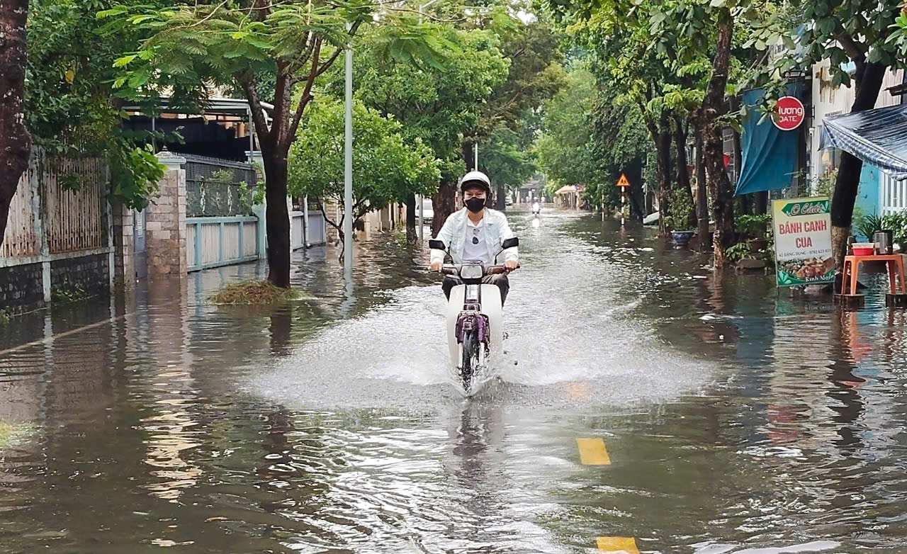 Ngập lụt đường phố Huế giữa m&ugrave;a h&egrave;: H&igrave;nh ảnh v&agrave; ảnh hưởng từ cơn b&atilde;o - Ảnh 1.