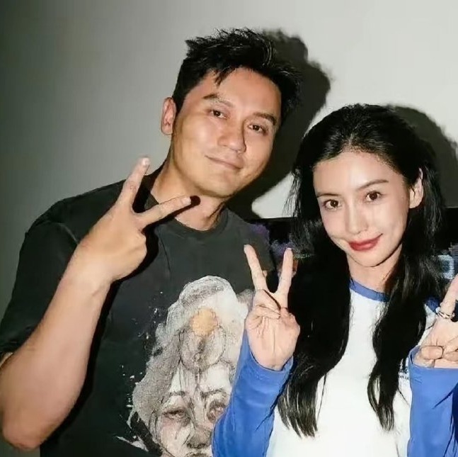 Nóng nhất MXH Weibo: Angelababy vào khách sạn với người mẫu nam trẻ tuổi sau khi "quẩy" ở concert của G-Dragon? - Ảnh 6. Nóng nhất MXH Weibo: Angelababy vào khách sạn với người mẫu nam trẻ tuổi sau khi "quẩy" ở concert của G-Dragon? - Ảnh 6.
