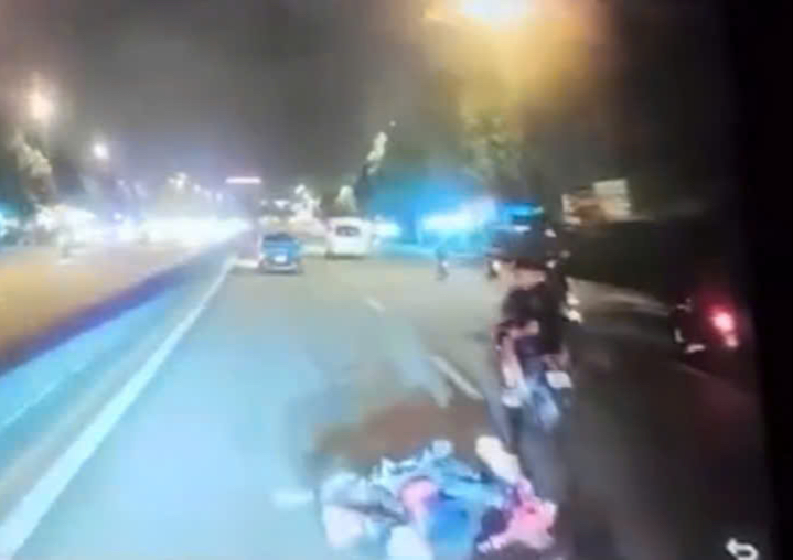 TP HCM: Hai thiếu ni&ecirc;n d&ugrave;ng ch&acirc;n đạp ng&atilde; xe m&aacute;y người đi đường, su&yacute;t đụng xe tải - Ảnh 1.