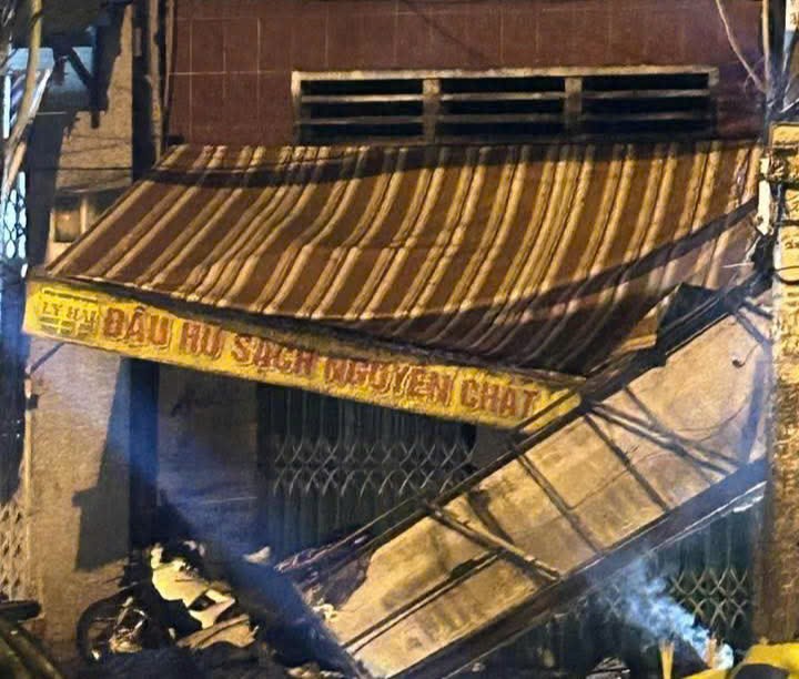 Hai người tử vong khi lao vào nhà dân tại TP HCM giữa đêm tối - Ảnh 2.