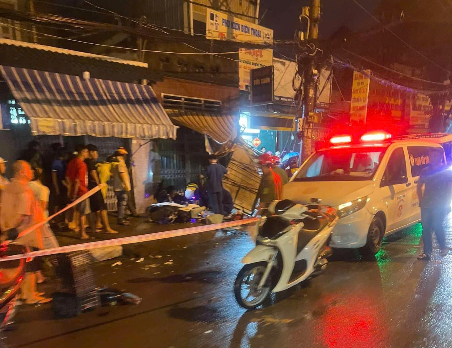 Hai người tử vong khi lao vào nhà dân tại TP HCM giữa đêm tối - Ảnh 1.