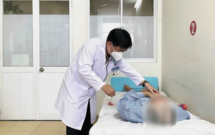Chàng trai 23 tuổi bị đột quỵ trên bàn làm việc, phải cấp cứu mở hộp sọ, di chứng liệt nửa người: Chạy KPI ‘thêm 1 chút’ để rồi ‘chậm cả đời’ - Ảnh 2.