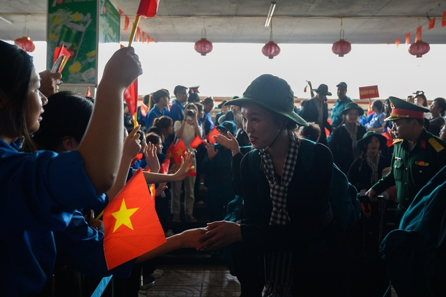 Fanpage Thông tin Chính phủ lên tiếng: Quân nhân không phải ngôi sao giải trí- Ảnh 6. Fanpage Thông tin Chính phủ lên tiếng: Quân nhân không phải ngôi sao giải trí- Ảnh 6.