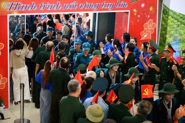 Fanpage Thông tin Chính phủ lên tiếng: Quân nhân không phải ngôi sao giải trí- Ảnh 5. Fanpage Thông tin Chính phủ lên tiếng: Quân nhân không phải ngôi sao giải trí- Ảnh 5.