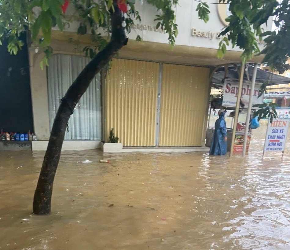 Ngập lụt đường phố Huế giữa m&ugrave;a h&egrave;: H&igrave;nh ảnh v&agrave; ảnh hưởng từ cơn b&atilde;o - Ảnh 3.