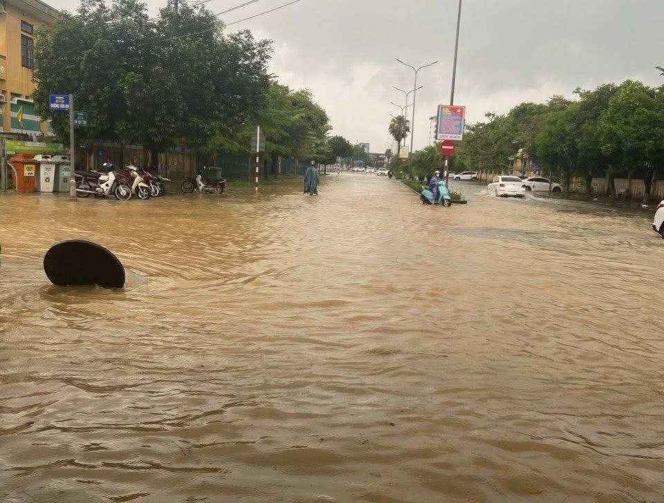 Ngập lụt đường phố Huế giữa m&ugrave;a h&egrave;: H&igrave;nh ảnh v&agrave; ảnh hưởng từ cơn b&atilde;o - Ảnh 5.