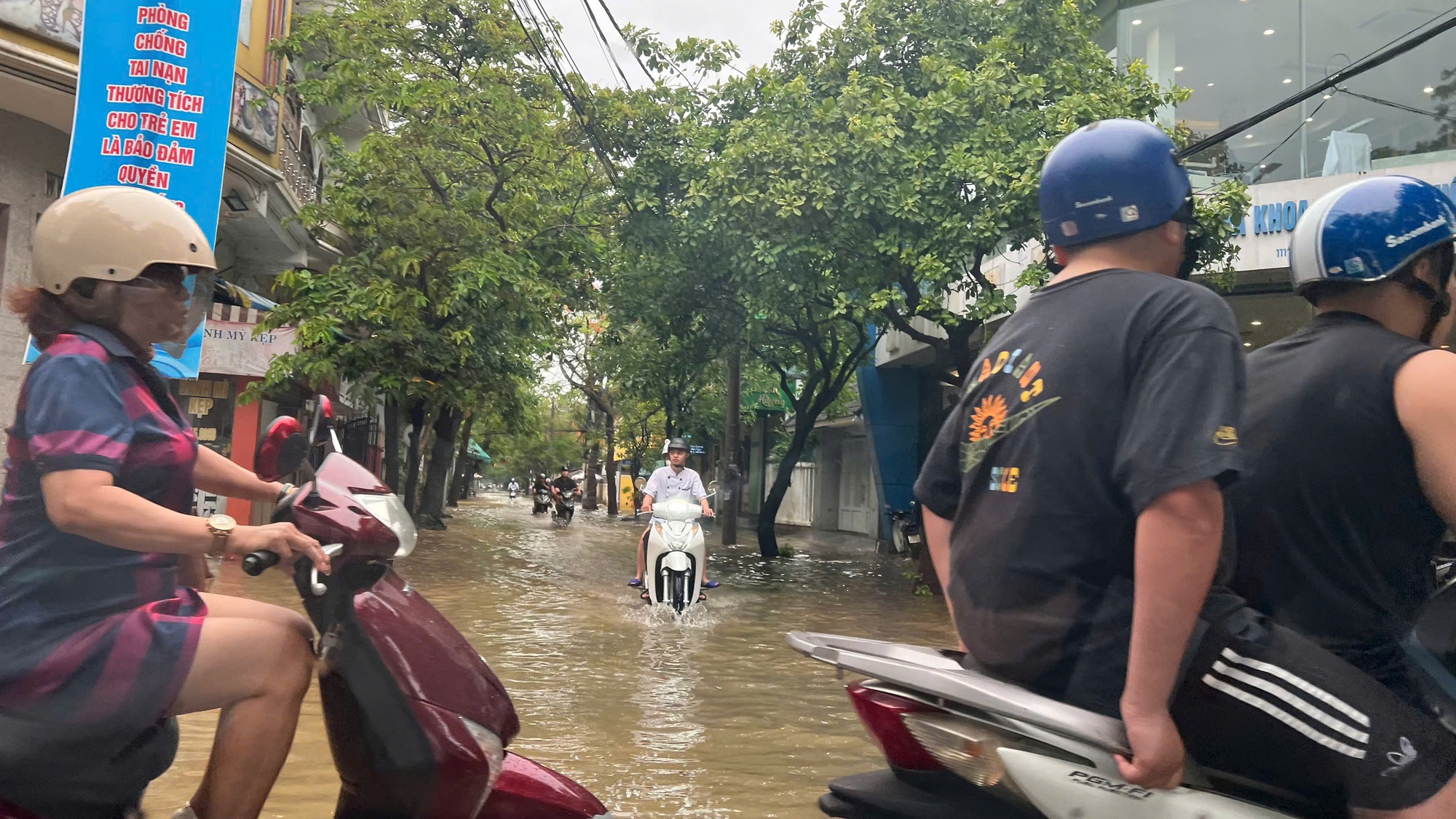 Ngập lụt đường phố Huế giữa m&ugrave;a h&egrave;: H&igrave;nh ảnh v&agrave; ảnh hưởng từ cơn b&atilde;o - Ảnh 2.