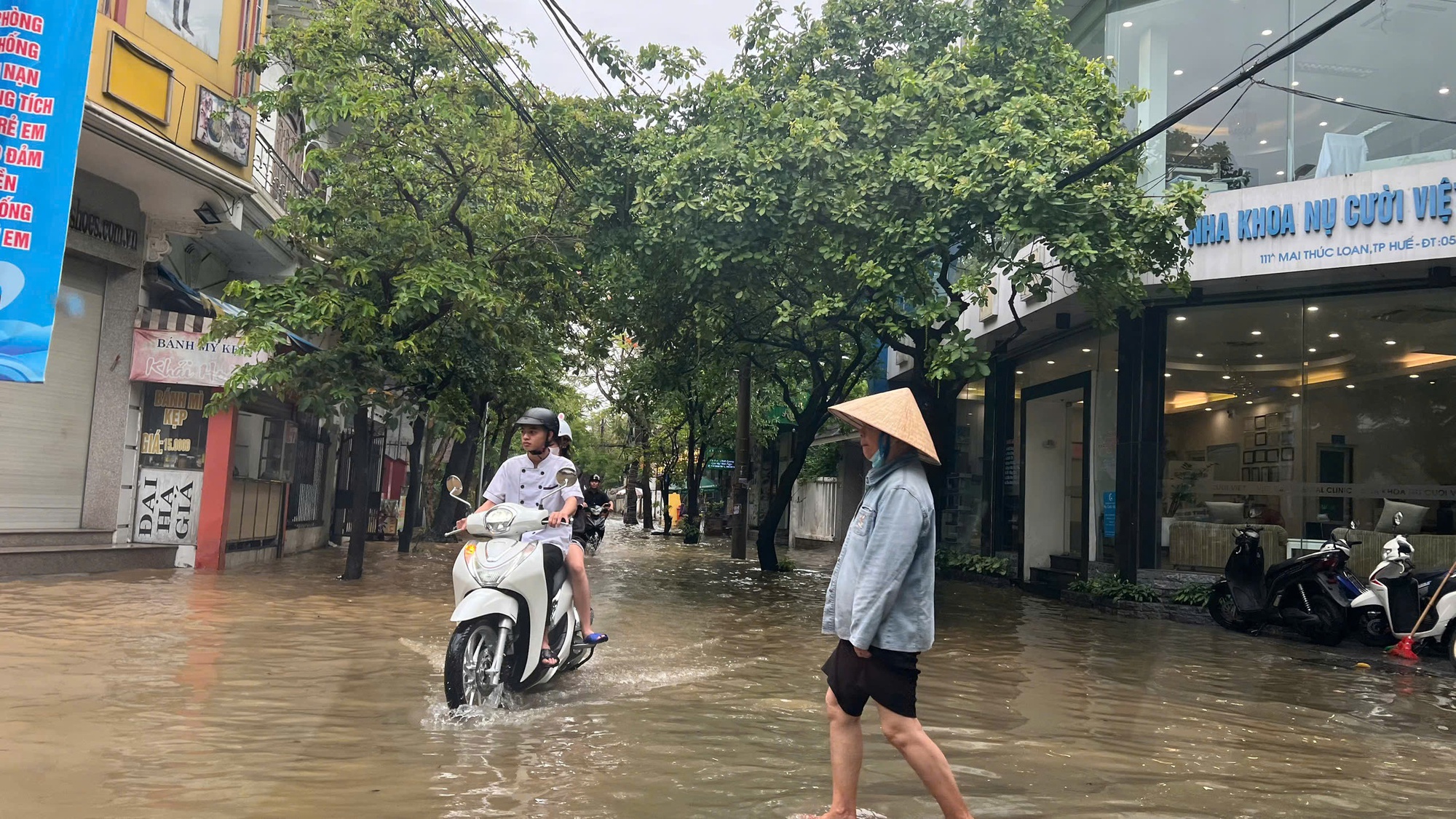 Ngập lụt đường phố Huế giữa m&ugrave;a h&egrave;: H&igrave;nh ảnh v&agrave; ảnh hưởng từ cơn b&atilde;o - Ảnh 7.
