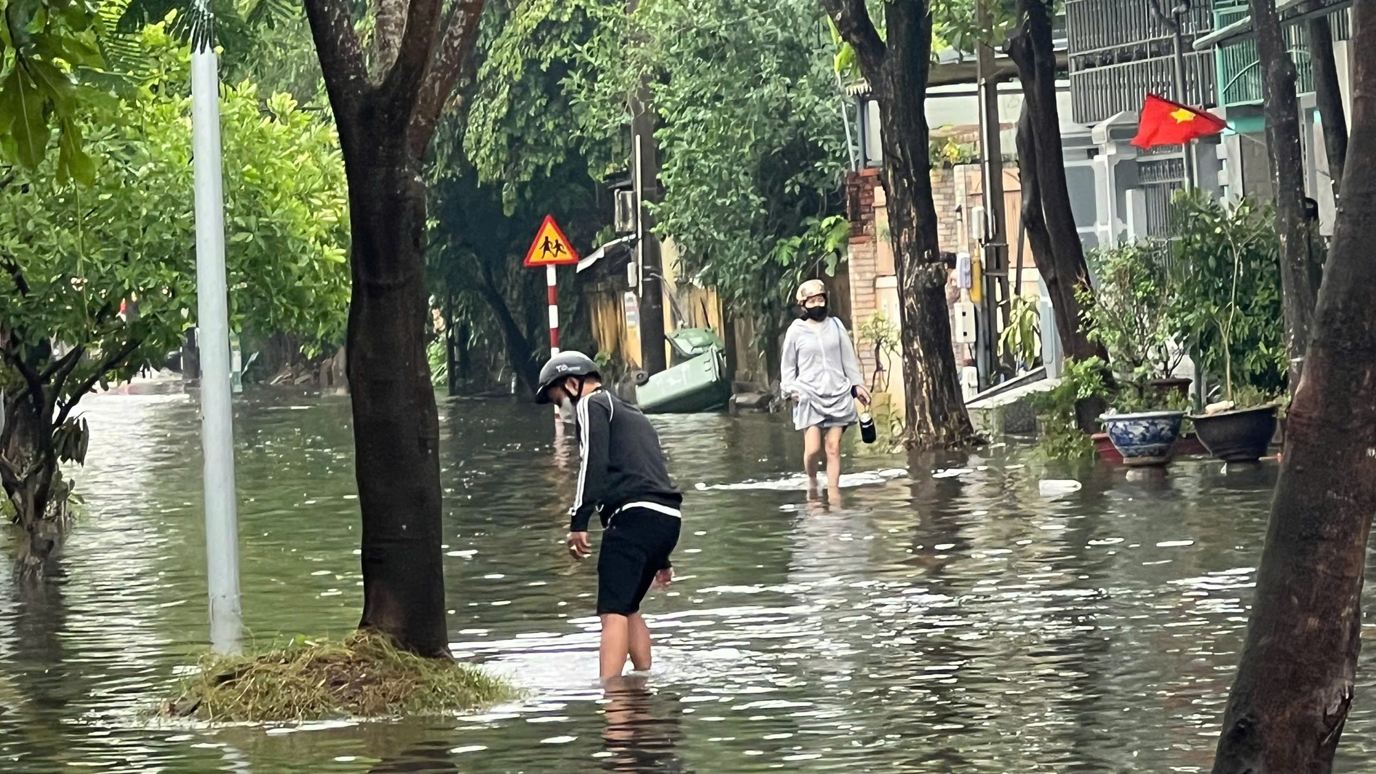 Ngập lụt đường phố Huế giữa m&ugrave;a h&egrave;: H&igrave;nh ảnh v&agrave; ảnh hưởng từ cơn b&atilde;o - Ảnh 4.