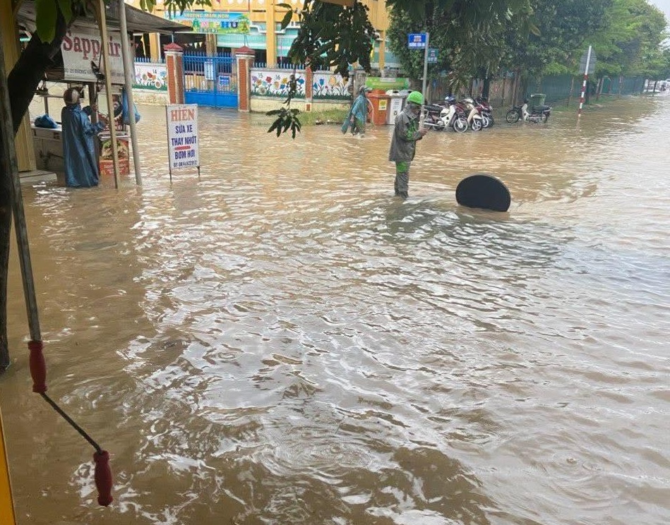 Ngập lụt đường phố Huế giữa m&ugrave;a h&egrave;: H&igrave;nh ảnh v&agrave; ảnh hưởng từ cơn b&atilde;o - Ảnh 6.