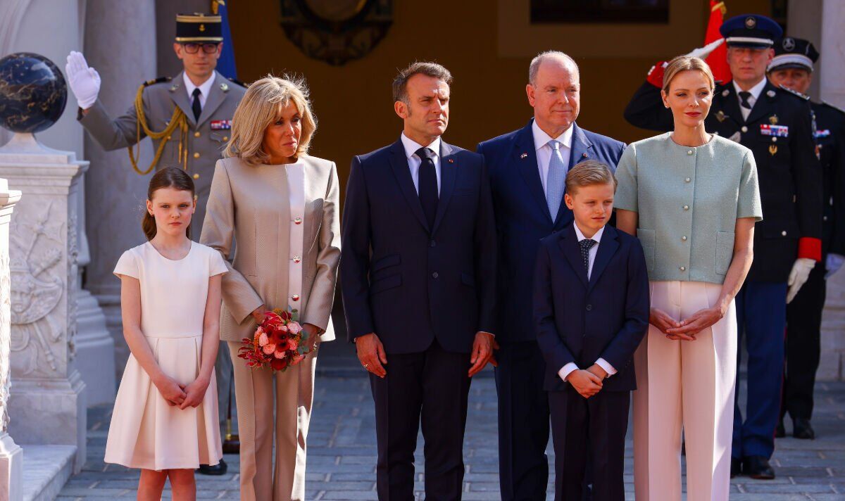 Cặp song sinh Hoàng gia Monaco “chiếm sóng” khi tiếp đón vợ chồng Tổng thống Pháp Emmanuel Macron- Ảnh 1. Cặp song sinh Hoàng gia Monaco “chiếm sóng” khi tiếp đón vợ chồng Tổng thống Pháp Emmanuel Macron- Ảnh 1.