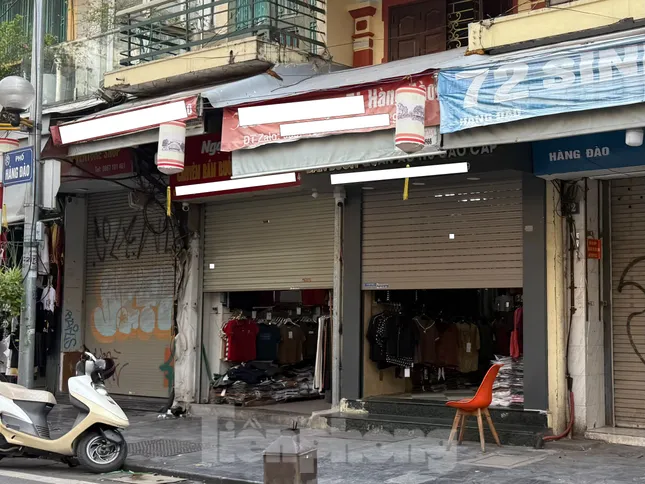 Cửa hàng Hà Nội đóng cửa bất thường gây lo ngại cho người kinh doanh - Ảnh 1. Cửa hàng Hà Nội đóng cửa bất thường gây lo ngại cho người kinh doanh - Ảnh 1.