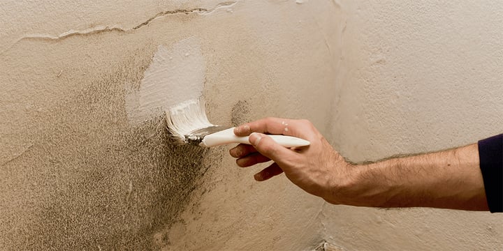 Cách xử lý tường bị ẩm mốc, bong tróc hiệu quả cho ngôi nhà bền đẹp - Ảnh 2.