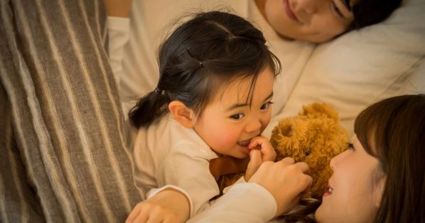 Cha mẹ phản ứng thế nào khi con khóc hay cáu giận: Hành động nhỏ quyết định EQ cả đời của trẻ- Ảnh 1.