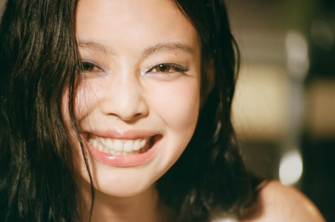 Jennie x&aacute;c nhận mối quan hệ ngay khi mỹ nam đẹp nhất BTS vừa xuất ngũ?- Ảnh 3.