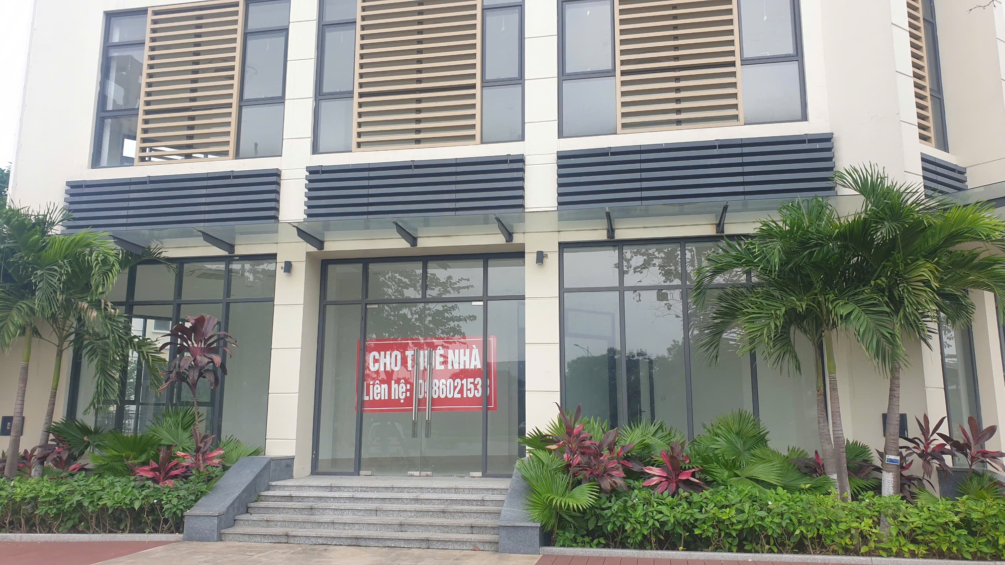 Buồn của shophouse triệu đô: Giá cao, mua vào dễ bán ra khó, bỏ hoang mòn mỏi chờ khách thuê- Ảnh 4.
