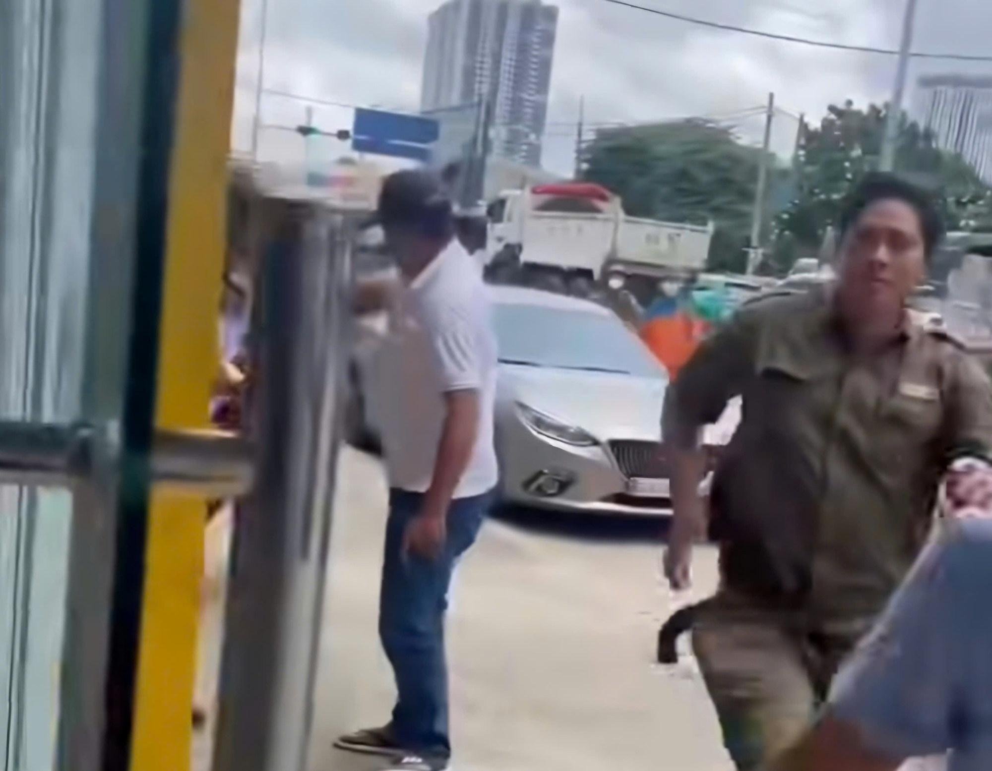 Thực hư clip công an mang theo súng vào phòng công chứng khống chế kẻ làm giả sổ đỏ- Ảnh 1. Thực hư clip công an mang theo súng vào phòng công chứng khống chế kẻ làm giả sổ đỏ- Ảnh 1.