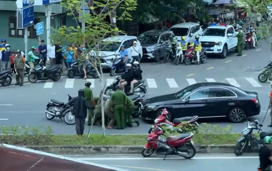 Người đàn ông chạy SH chặn xe , đập phá ô tô Mercedes tại Thủ Đức - Ảnh 2.