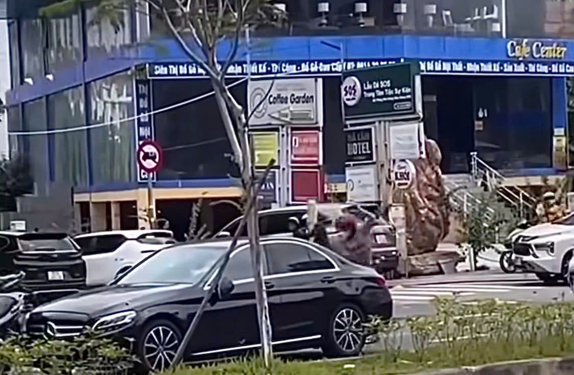 Người đàn ông chạy SH chặn xe , đập phá ô tô Mercedes tại Thủ Đức - Ảnh 1.