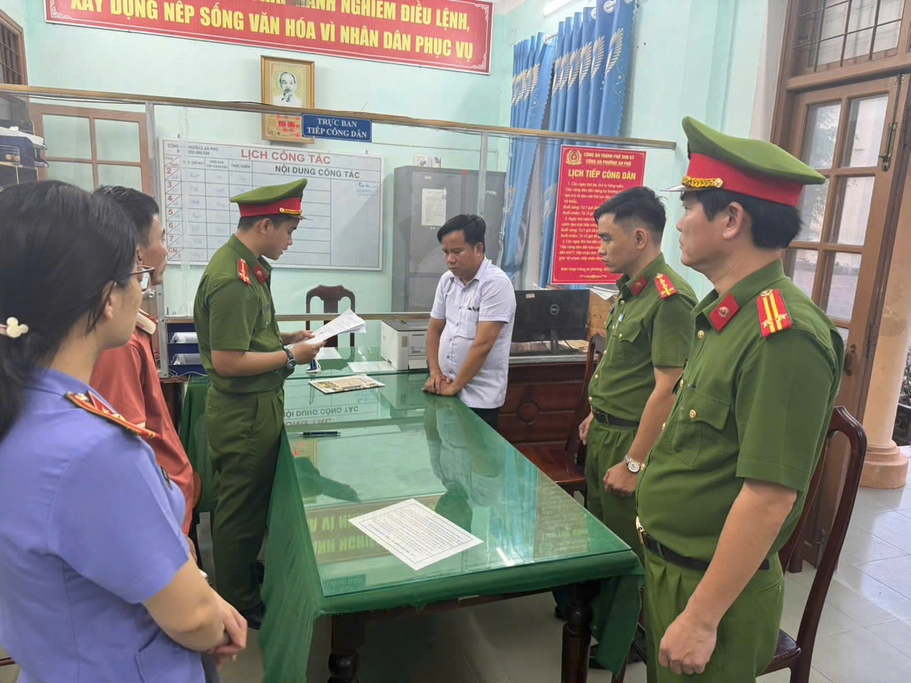 Bắt 2 nguyên cán bộ qũy đất ở Quảng Nam Vi phạm bồi thường đất đai - Ảnh 2.