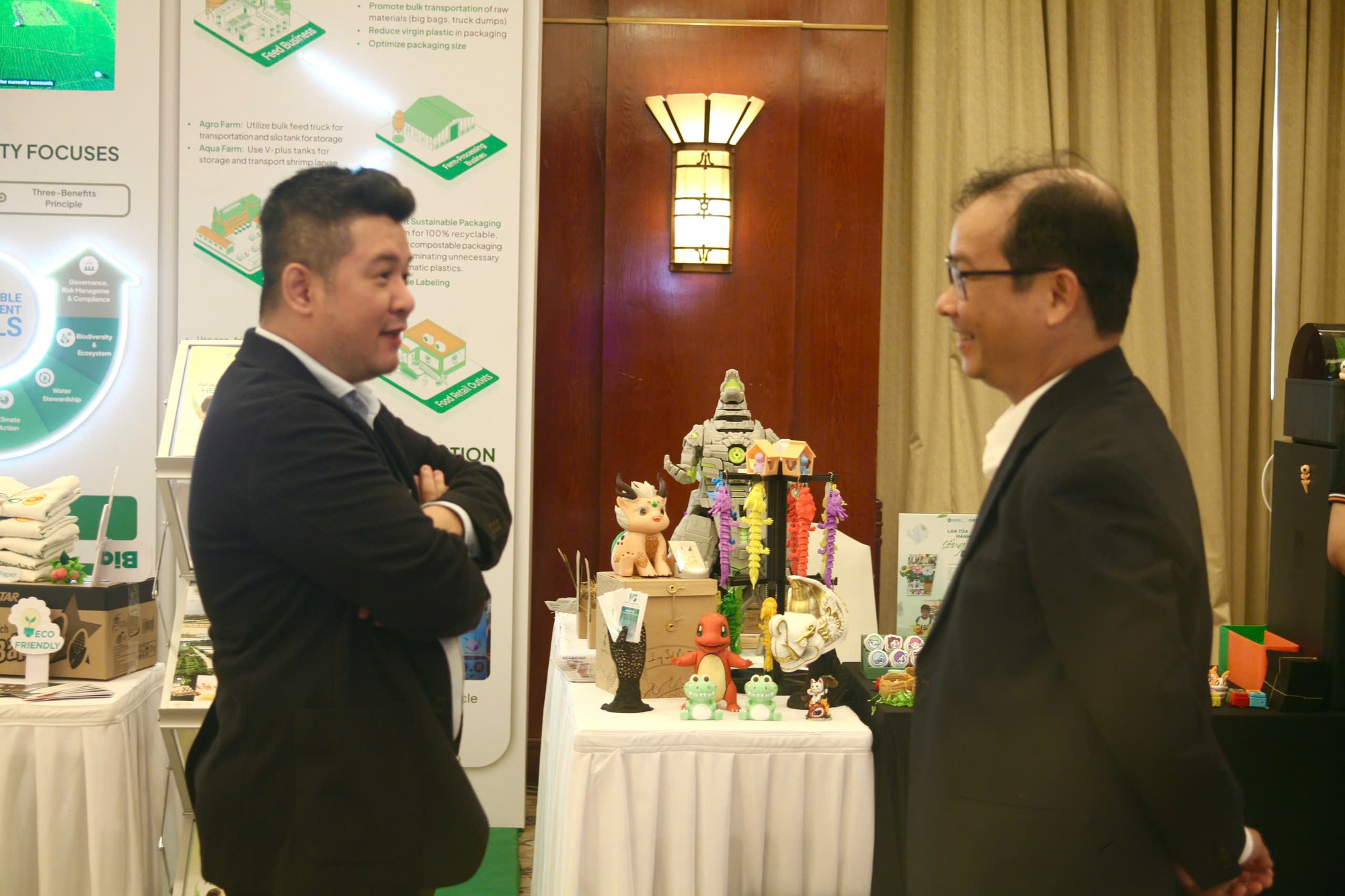 Đại biểu tham gia Hội nghị trao đổi về những sản phẩm tái chế