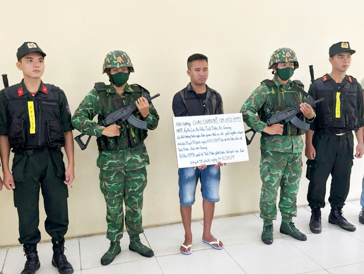 Bắt đối tượng giết người ở An Giang chuẩn bị trốn sang Campuchia - Ảnh 1. Bắt đối tượng giết người ở An Giang chuẩn bị trốn sang Campuchia - Ảnh 1.