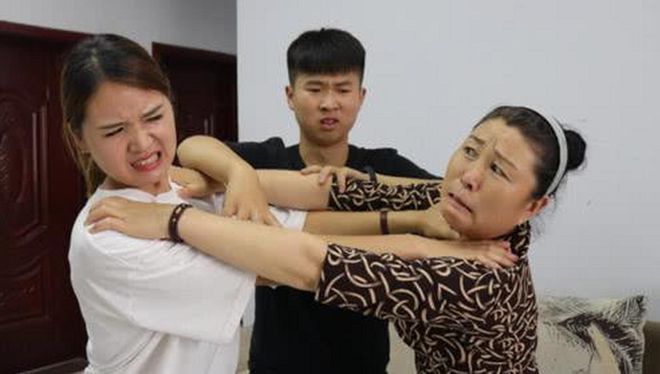 Cứ mỗi lần vợ chồng tôi định ra ở riêng là lại có chuyện xảy ra, đến mức tôi nghi ngờ bố mẹ chồng cố tình giả vờ- Ảnh 1.