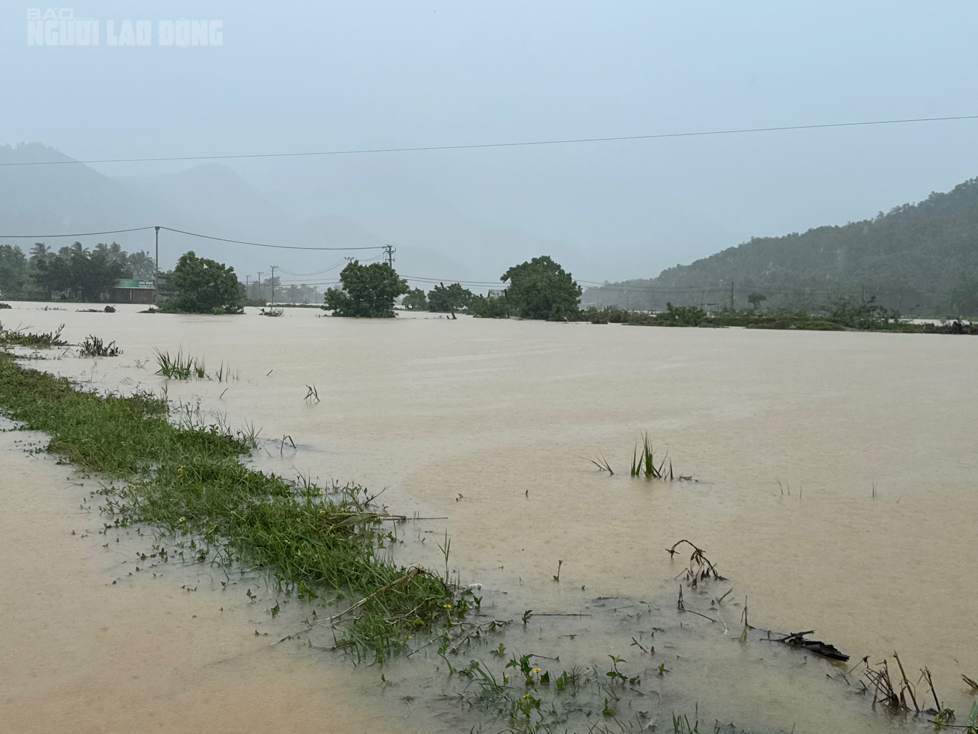 Ảnh hưởng bão số 1: Phố cổ Hội An ngập sâu, sạt lở nhiều điểm đường lên bán đảo Sơn Trà- Ảnh 27.