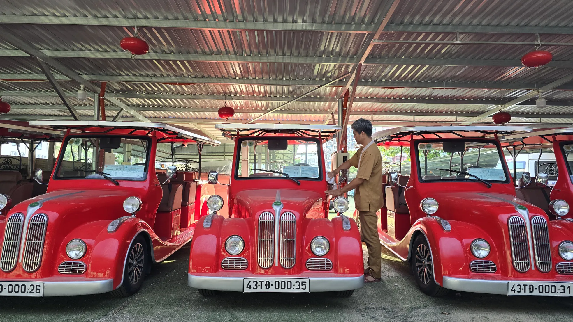 Sợ vi phạm tốc độ, cả trăm xe điện không thể lăn bánh - Ảnh 2.