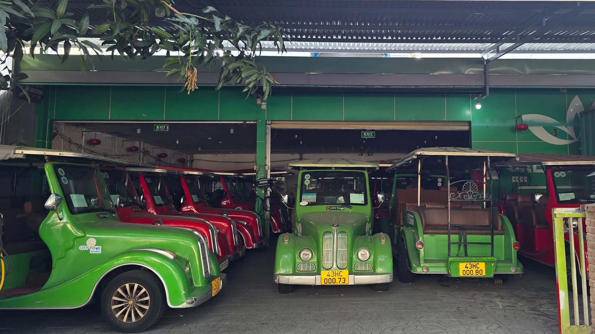Sợ vi phạm tốc độ, cả trăm xe điện không thể lăn bánh - Ảnh 1.