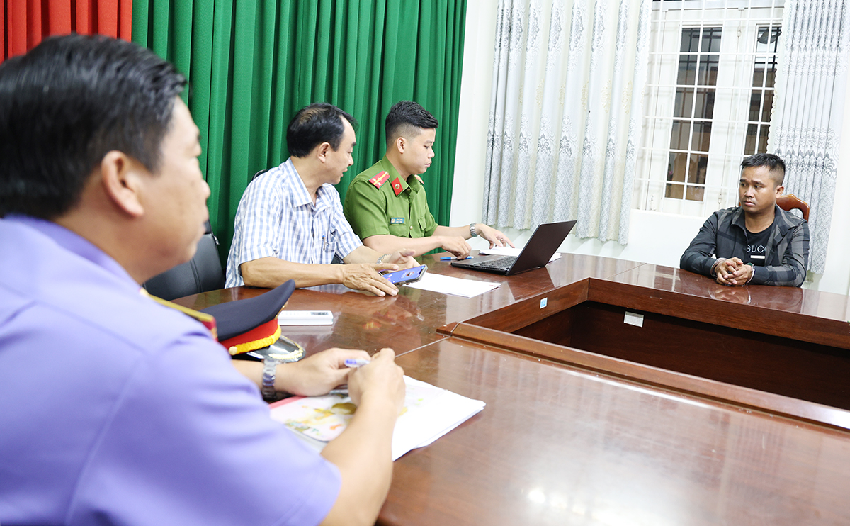 Bắt đối tượng giết người ở An Giang chuẩn bị trốn sang Campuchia - Ảnh 3. Bắt đối tượng giết người ở An Giang chuẩn bị trốn sang Campuchia - Ảnh 3.