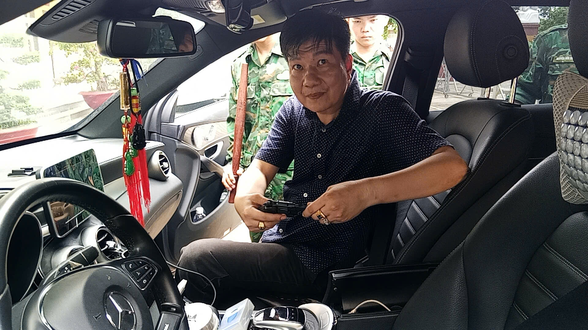 Vụ án Long An: Bắt giữ đối tượng tàng trữ ma túy và vũ khí tại cửa khẩu - Ảnh 3. Vụ án Long An: Bắt giữ đối tượng tàng trữ ma túy và vũ khí tại cửa khẩu - Ảnh 3.