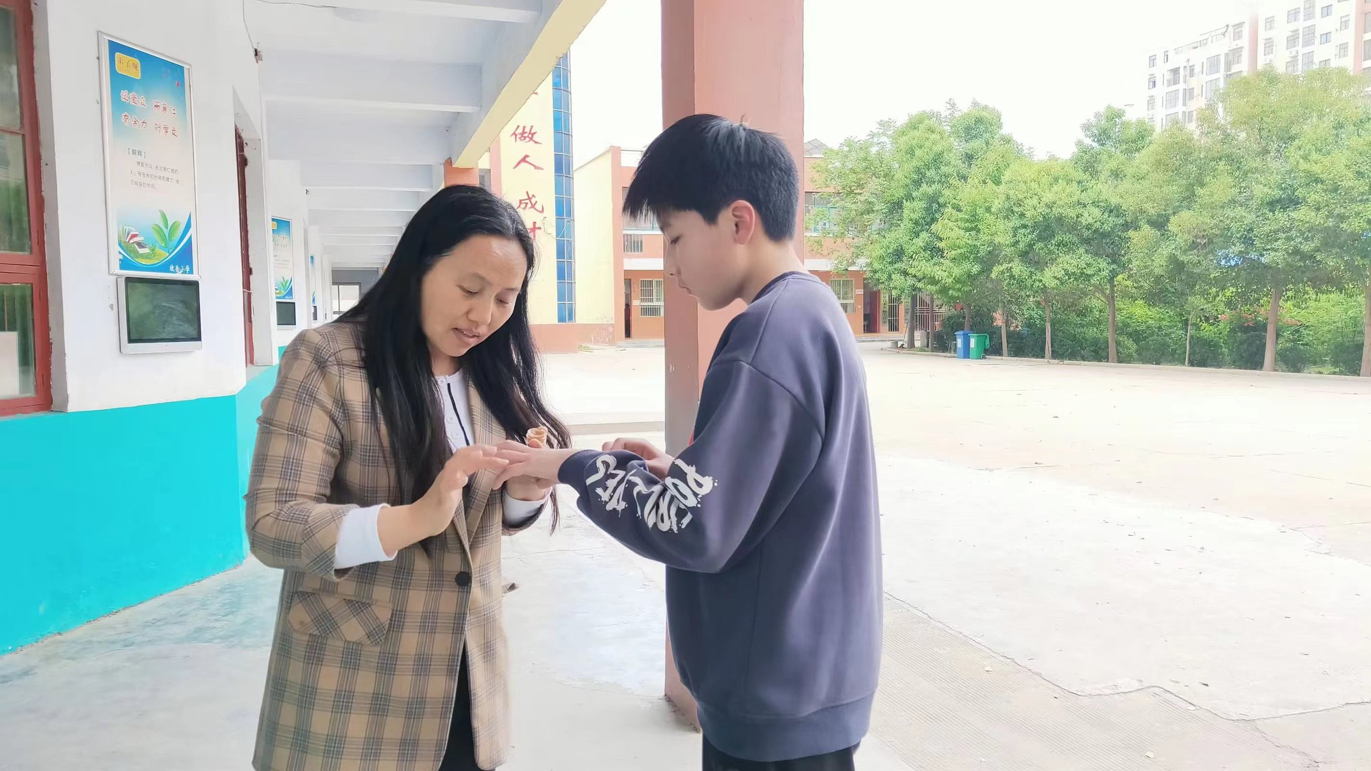 Gi&aacute;o vi&ecirc;n l&acirc;u năm khẳng định: Chỉ cần nh&igrave;n c&aacute;ch học sinh ch&agrave;o hỏi, t&ocirc;i biết ngay tương lai ch&uacute;ng ra sao- Ảnh 1.