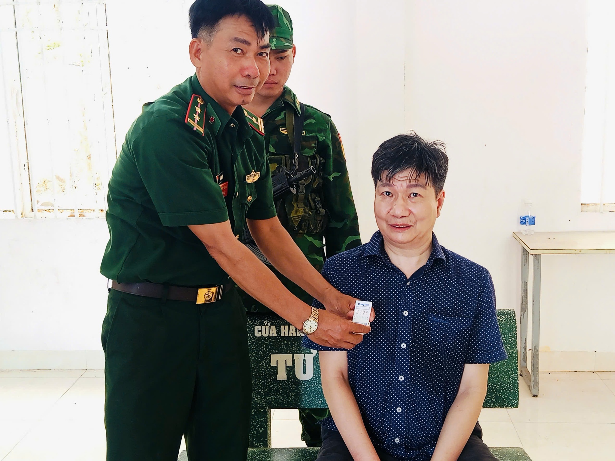 Vụ án Long An: Bắt giữ đối tượng tàng trữ ma túy và vũ khí tại cửa khẩu - Ảnh 4. Vụ án Long An: Bắt giữ đối tượng tàng trữ ma túy và vũ khí tại cửa khẩu - Ảnh 4.