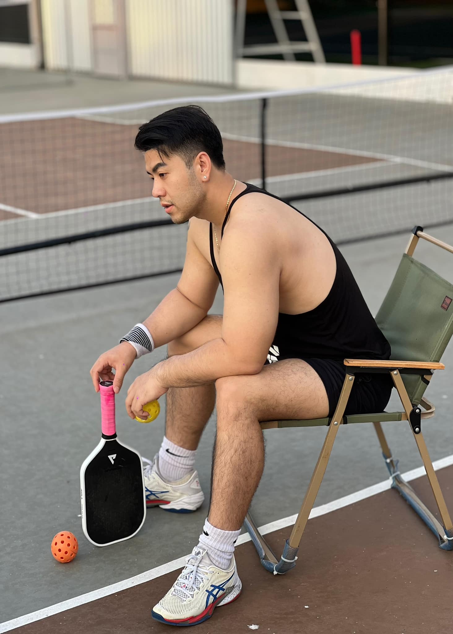 Diện mạo không thể nhận ra của Akira Phan trên sân pickleball, sao giờ trông anh lực thế này?- Ảnh 1.