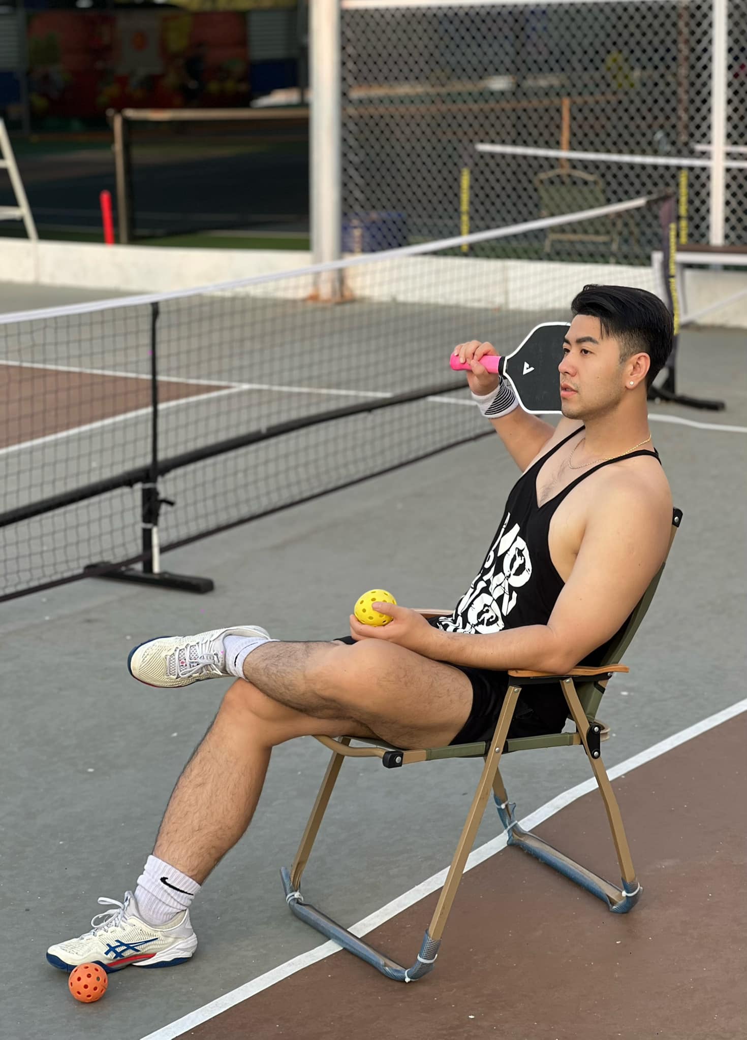 Diện mạo không thể nhận ra của Akira Phan trên sân pickleball, sao giờ trông anh lực thế này?- Ảnh 4.