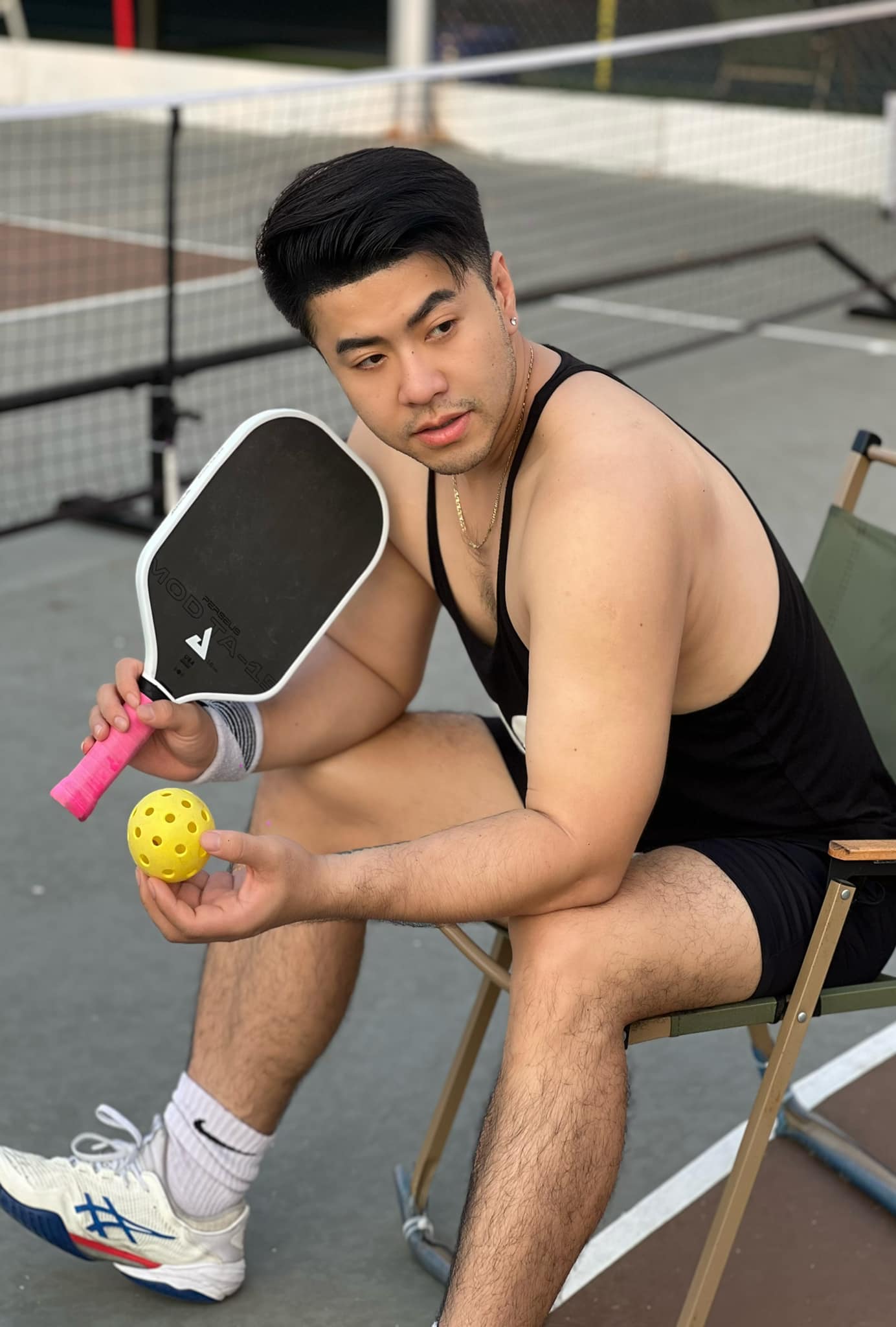Diện mạo không thể nhận ra của Akira Phan trên sân pickleball, sao giờ trông anh lực thế này?- Ảnh 2.