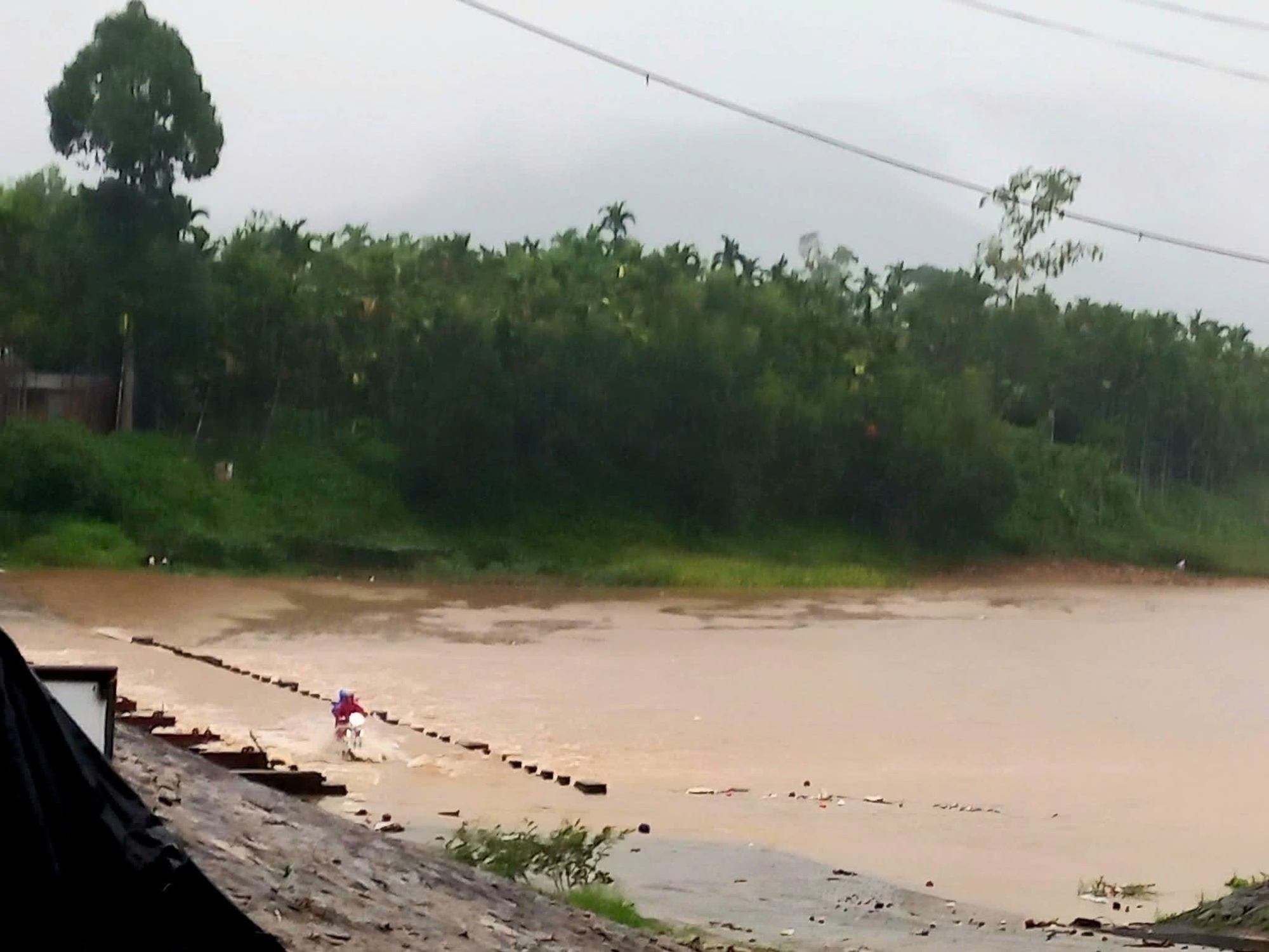 Ảnh hưởng bão số 1: Phố cổ Hội An ngập sâu, sạt lở nhiều điểm đường lên bán đảo Sơn Trà- Ảnh 17.
