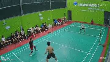 X&ocirc;n xao clip người đ&agrave;n &ocirc;ng bất ngờ đứng dậy rồi ng&atilde; gục xuống s&acirc;n cầu l&ocirc;ng- Ảnh 1.