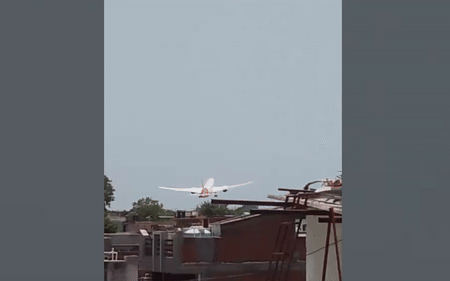 Thảm họa rơi m&aacute;y bay Ấn Độ: T&igrave;m thấy hộp đen thứ hai , số người chết tăng cao - Ảnh 1.