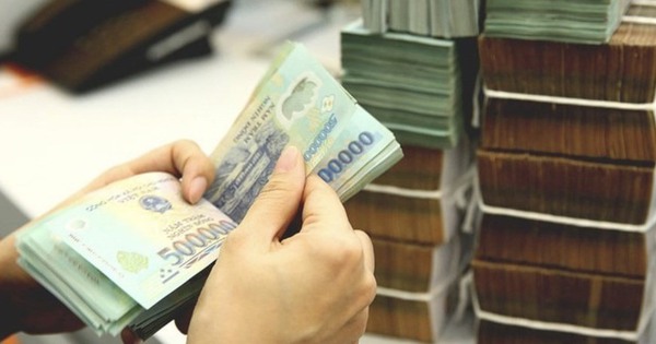 Người dân Việt Nam đang gửi hơn 7,4 triệu tỷ đồng vào ngân hàng, lãi suất thế nào mà tiền gửi cao kỷ lục? - Ảnh 3.