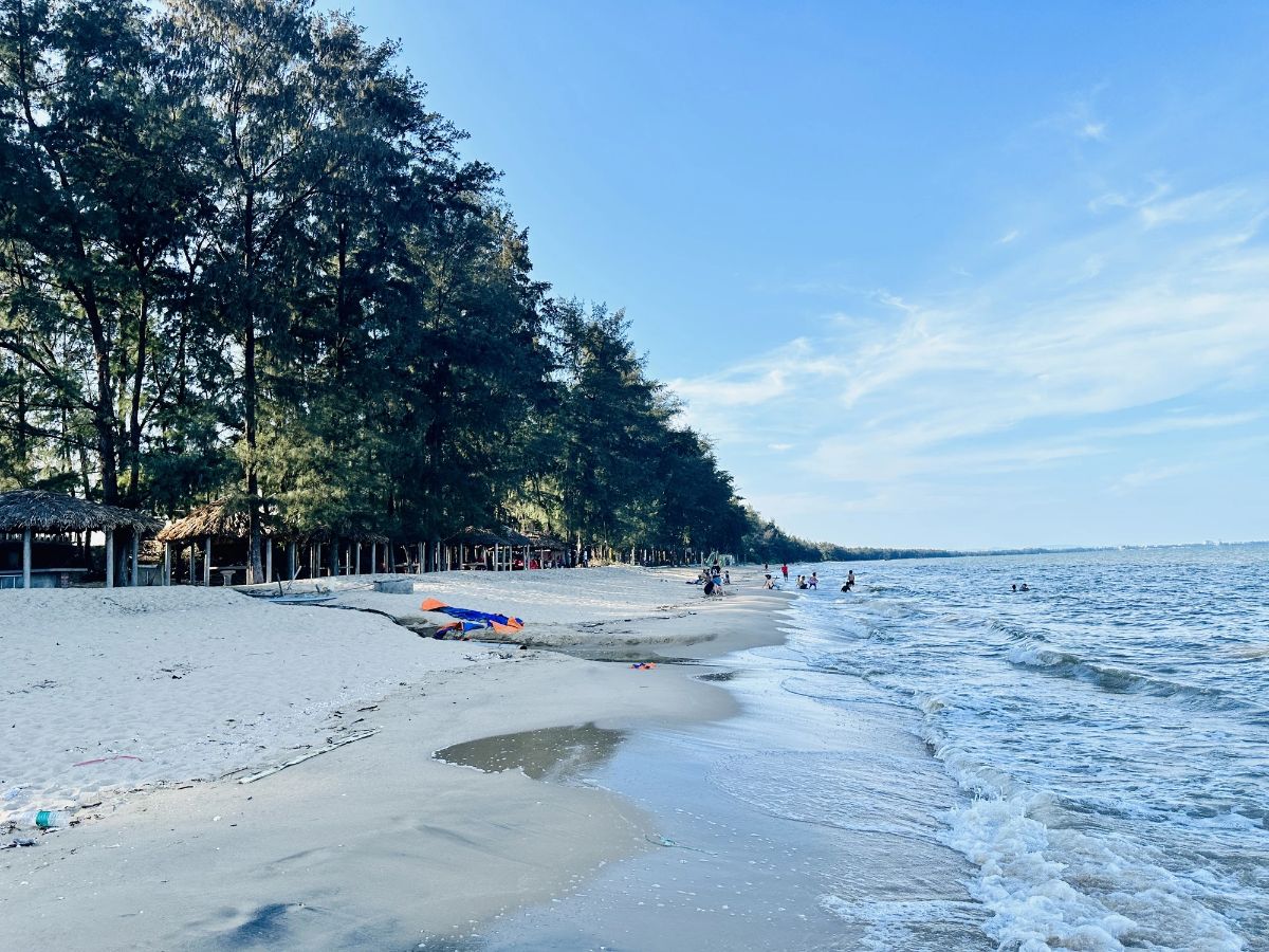 Không phải Hạ Long, Cát Bà, đây mới là bãi biển được du khách nhận xét "trong xanh nhất miền Bắc" - Ảnh 1.
