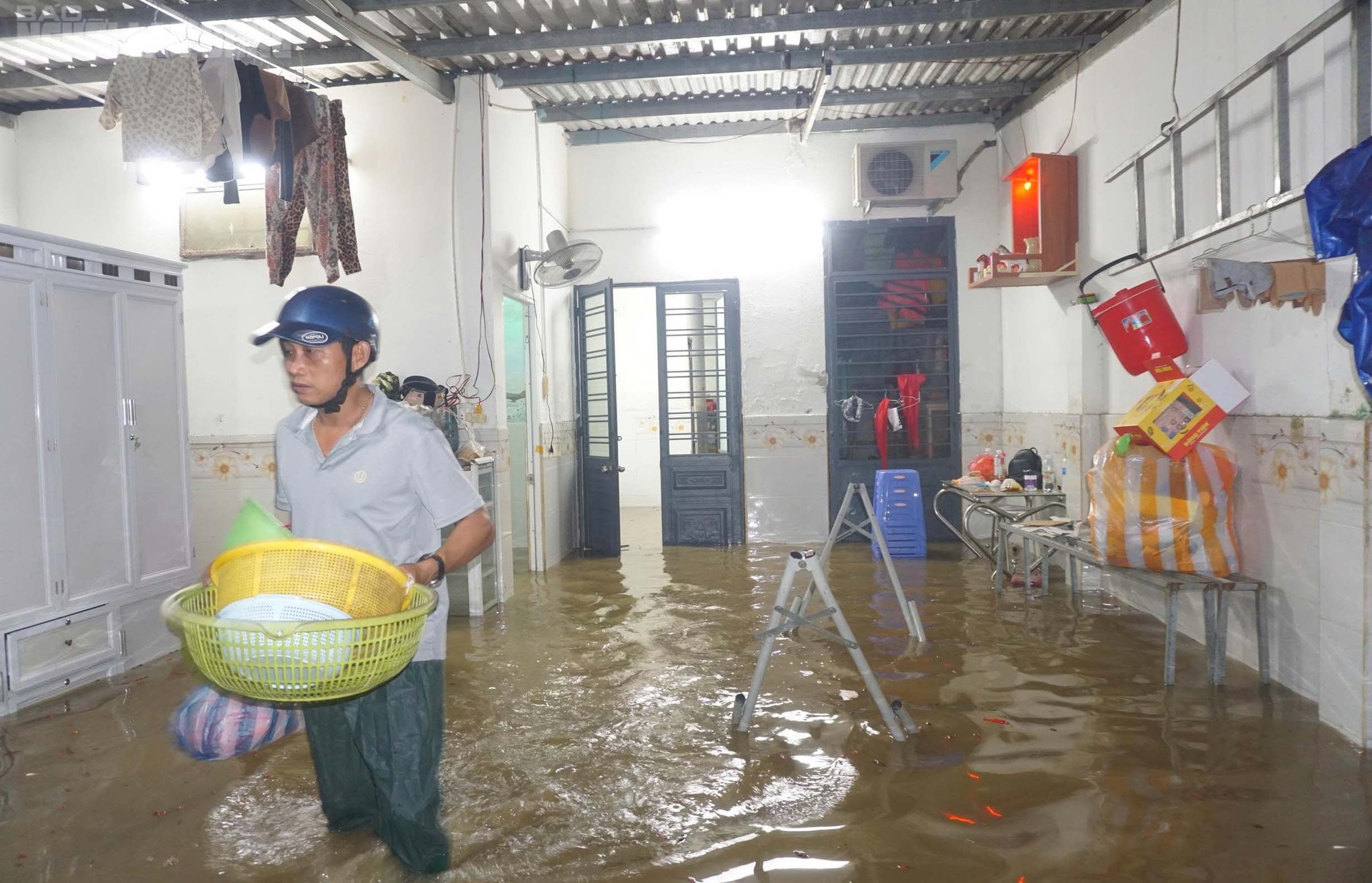 Đà Nẵng ngập lụt nghiêm trọng do bão số 1 , nhiều người di tản khẩn cấp - Ảnh 7. Đà Nẵng ngập lụt nghiêm trọng do bão số 1 , nhiều người di tản khẩn cấp - Ảnh 7.