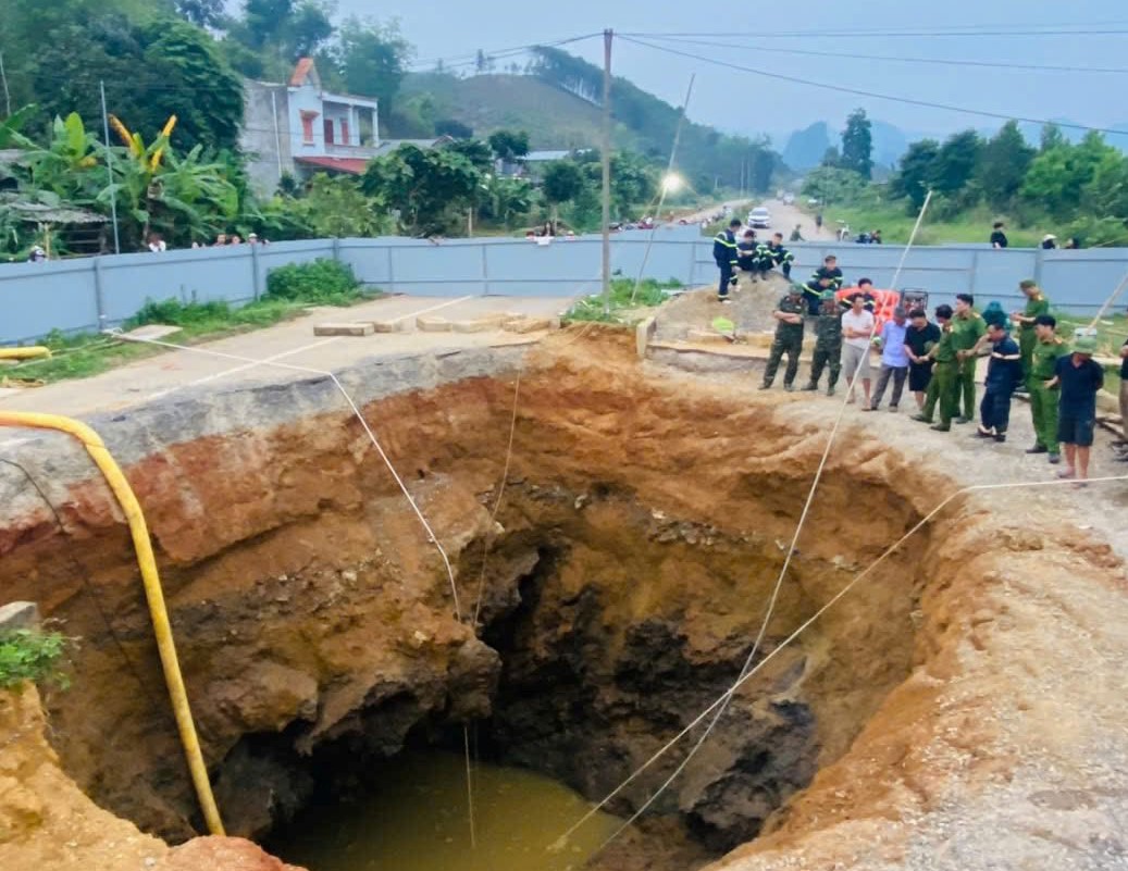 Dừng tìm kiếm nạn nhân rơi xuống hố tử thần Bắc Kạn Sau 2 tuần nỗ lực - Ảnh 1. Dừng tìm kiếm nạn nhân rơi xuống hố tử thần Bắc Kạn Sau 2 tuần nỗ lực - Ảnh 1.