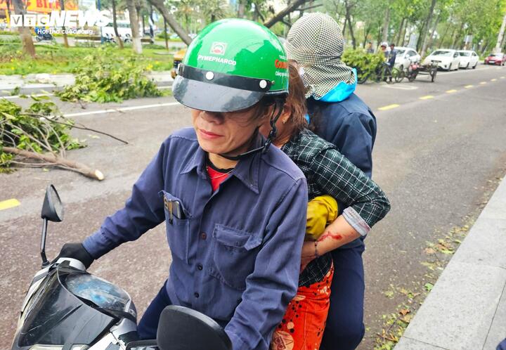 Ảnh hưởng bão số 1: Phố cổ Hội An ngập sâu, sạt lở nhiều điểm đường lên bán đảo Sơn Trà- Ảnh 23.