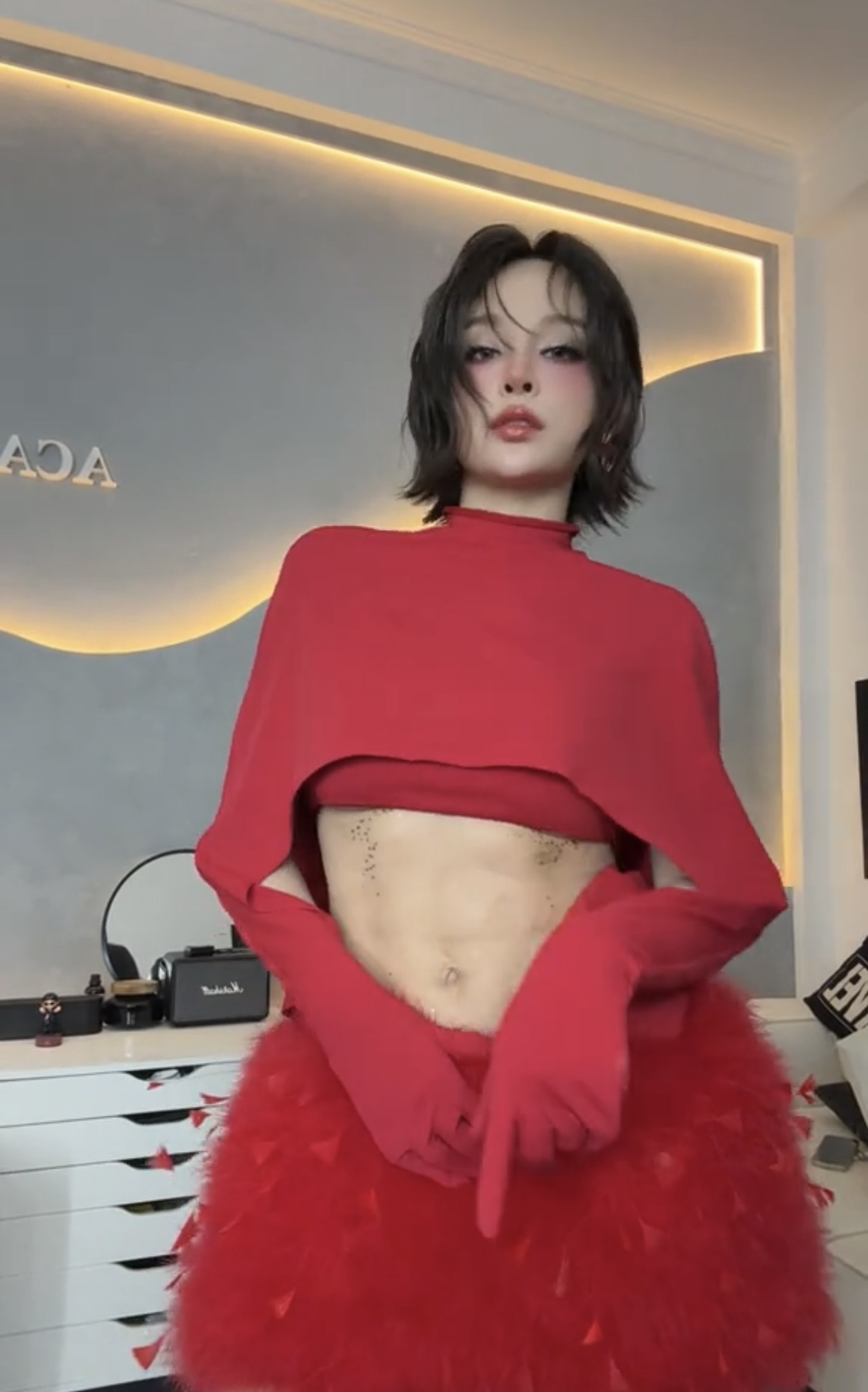 Visual lạ mặt c&ugrave;ng cơ bụng n&eacute;t căng của Huyền Baby g&acirc;y sốt: Những phương ph&aacute;p thẩm mỹ n&agrave;o gi&uacute;p chị em sở hữu trong ph&uacute;t mốt?- Ảnh 1.