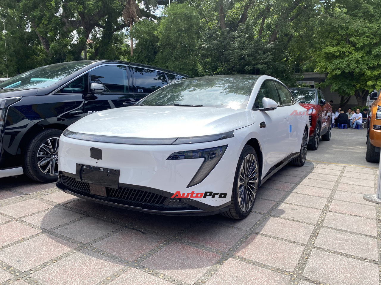 Nissan N7 lần đầu xuất hiện tại Việt Nam: Động cơ điện mạnh 215-268 mã lực, là xe trưng bày, xe hạng D nhưng giá quy đổi ngang Vios - Ảnh 2.