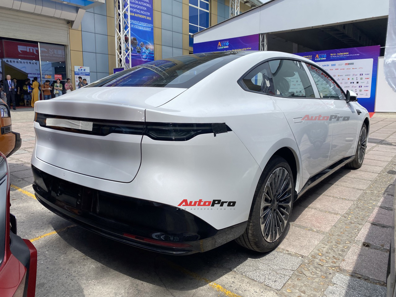 Nissan N7 lần đầu xuất hiện tại Việt Nam: Động cơ điện mạnh 215-268 mã lực, là xe trưng bày, xe hạng D nhưng giá quy đổi ngang Vios - Ảnh 6.
