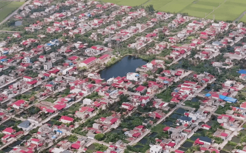 Ngôi làng "sạch nhất miền Bắc" khiến hội nghiện gọn gàng mê mẩn: Đẹp như tranh, vuông vức như bàn cờ, thẳng hàng "tuyệt đối"! - Ảnh 1.