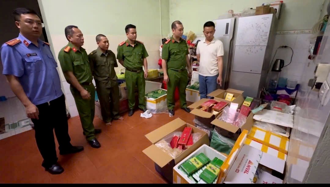 Bắt, khám xét khẩn cấp chỗ ở của Vũ Văn Thắng và Nguyễn Đăng Long - Ảnh 3.